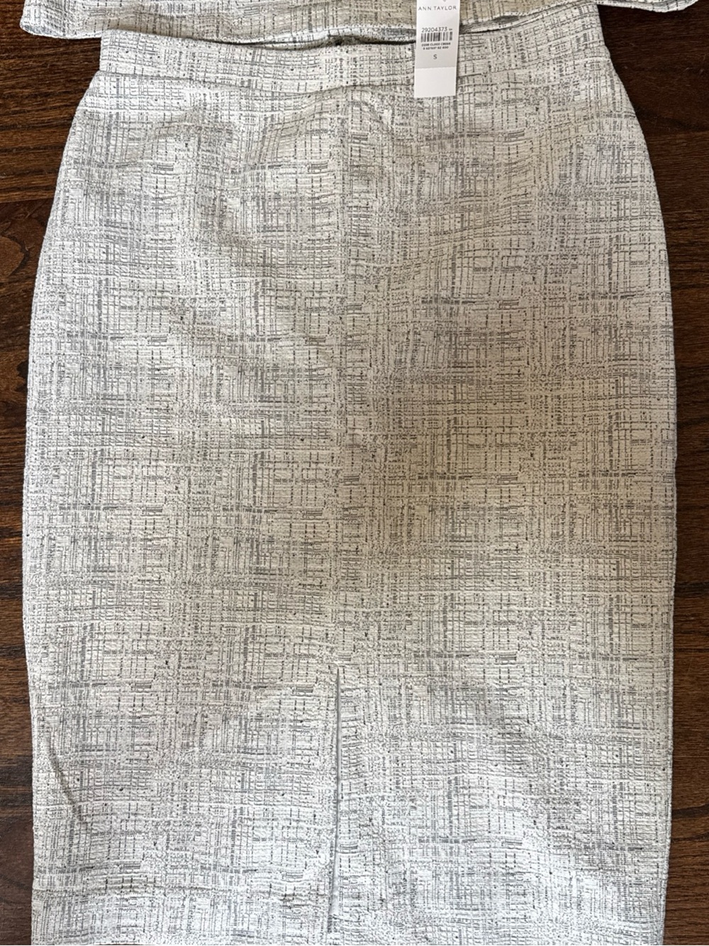 NWT Ann Taylor Gray & Cream Textured Cotton Blend Skirt & Top Suit. Size Small - Picture 3 of 10